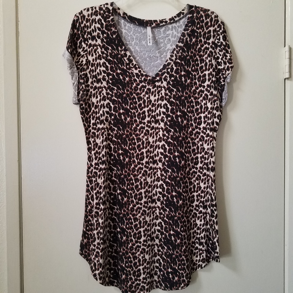 Long & Lean V-neck Leopard Print Top Sz Large NWOT